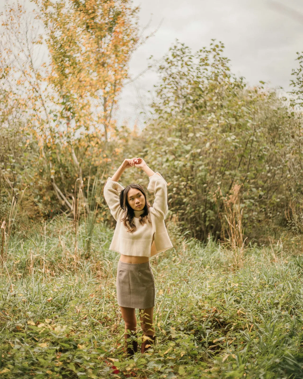 cung hoàng đạo cô gái hạnh phúc dạo chơi giữa hàng cây trong rừng Jasmin Chew/ Unsplash