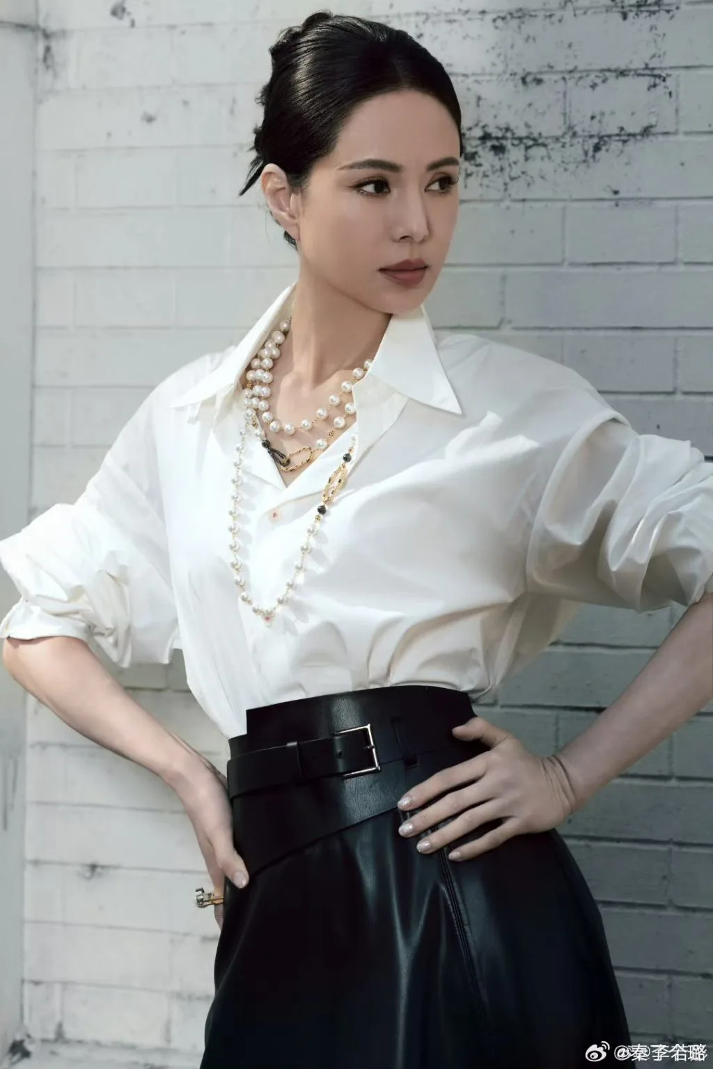 Lý Nhược Đồng khẳng định khí chất với váy đen cổ điển