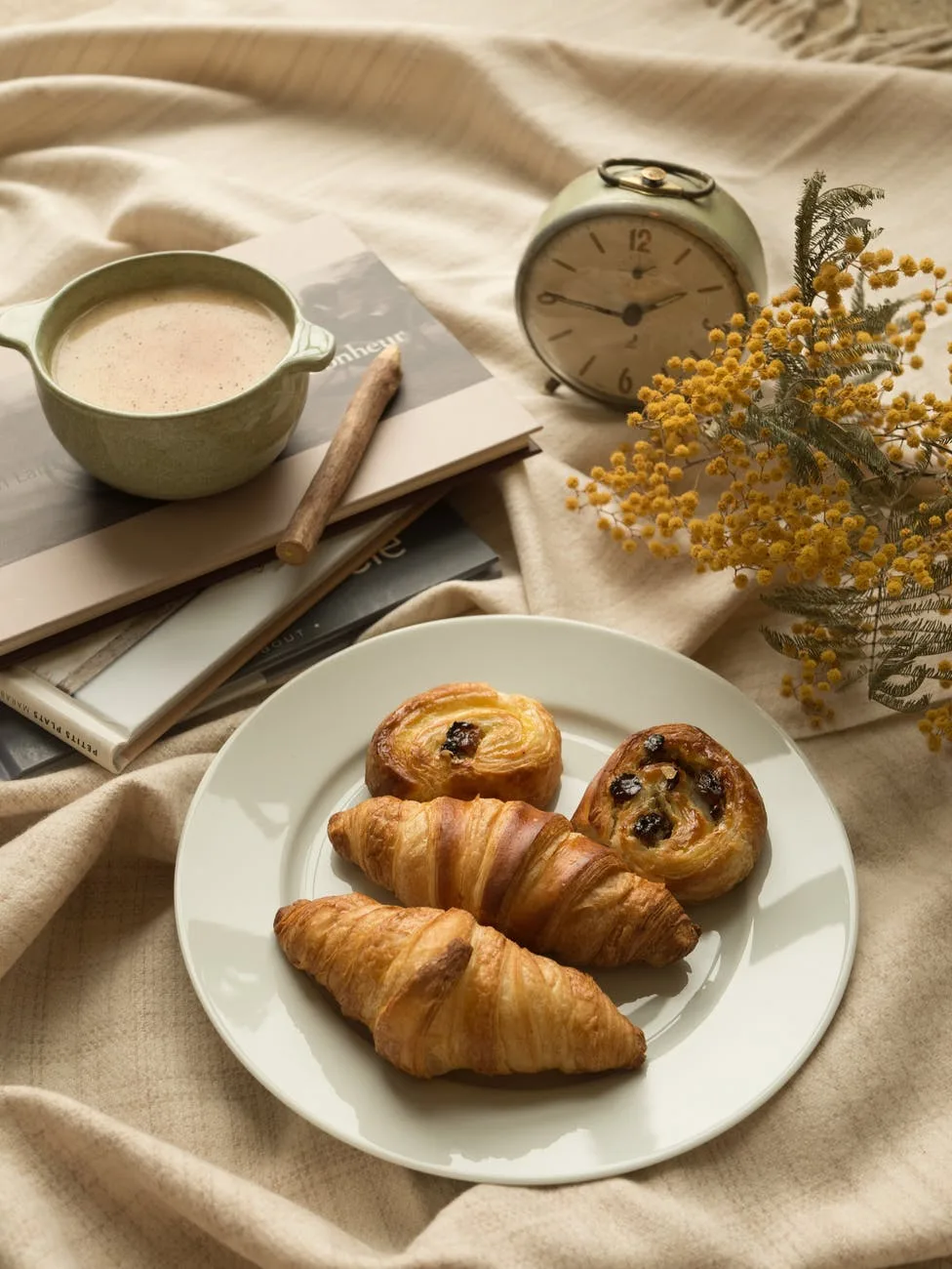 Chuẩn bị đồ ngọt và thuốc giảm đau Dĩa bánh croissant