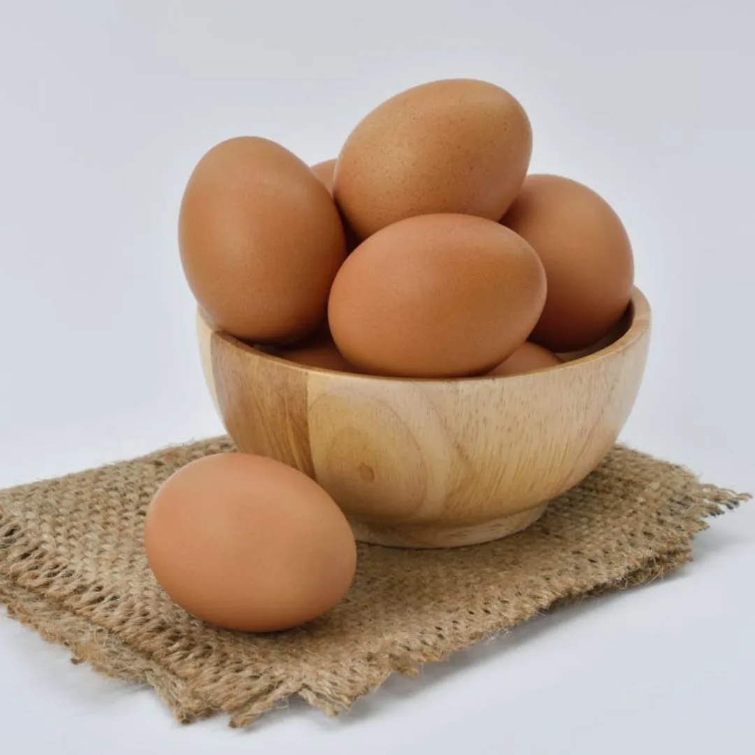 những trái trứng gà nằm trong rổ