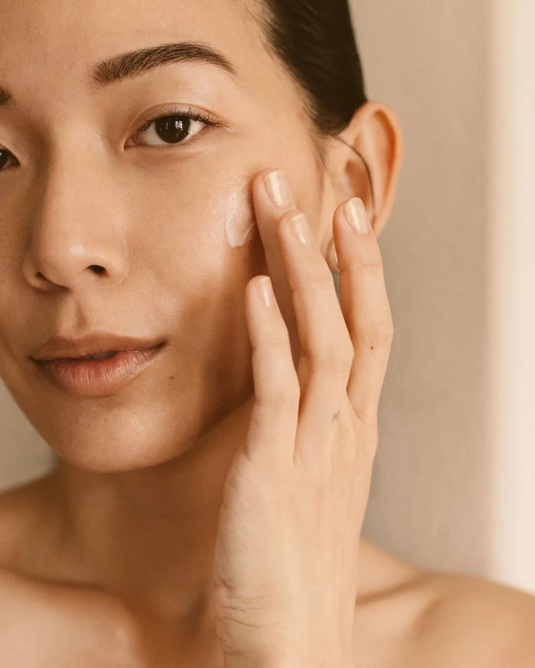 Stephanie Liu Hjelmeseth bôi kem dưỡng da lên mặt