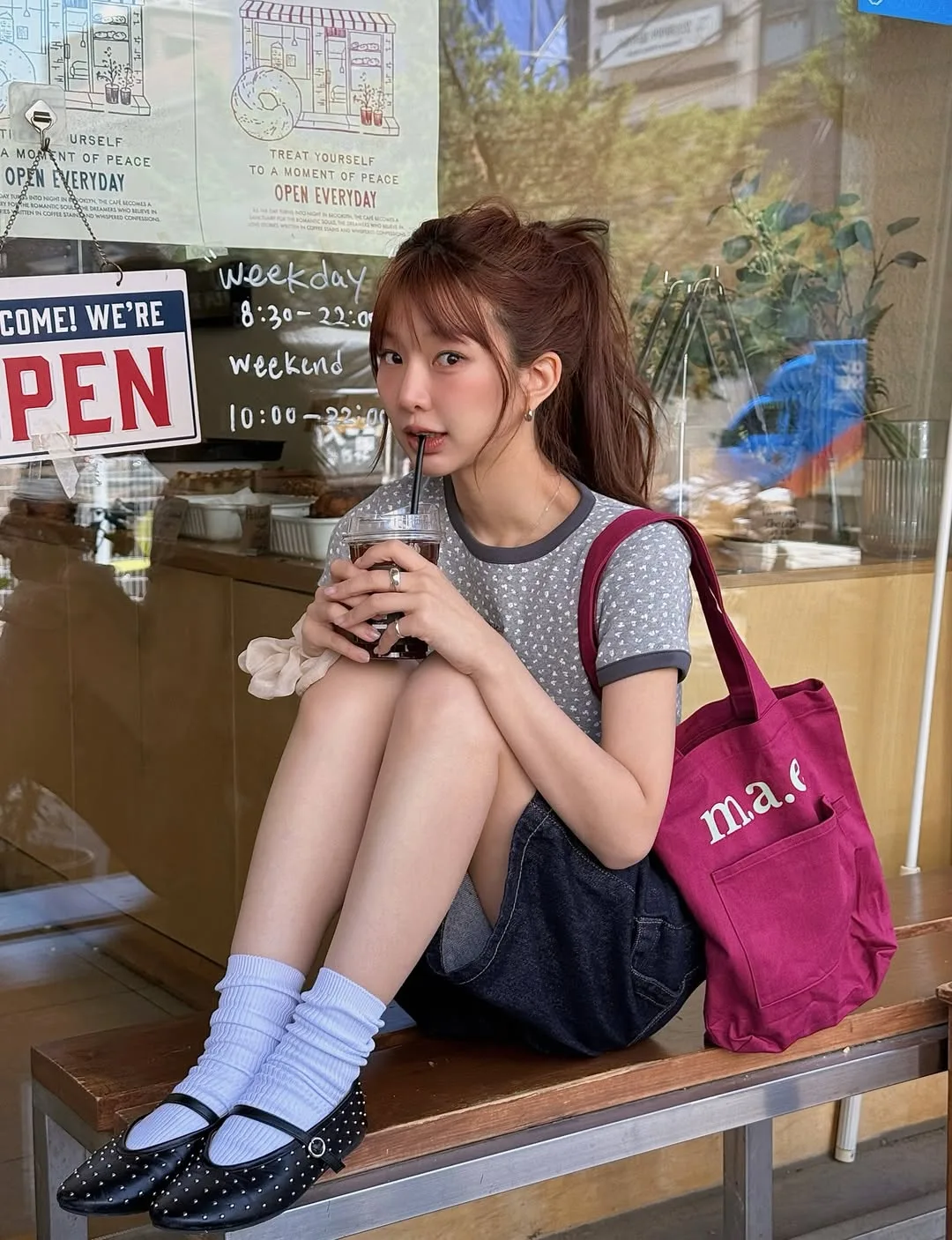 Điểm nhấn tối giản nhưng đầy sức hút cho đôi chân với vớ cao cổ dáng nhăn.