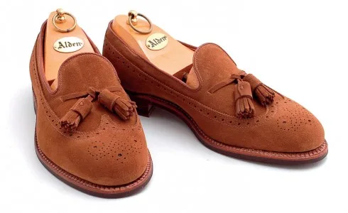 Giày loafer làm bằng da lộn
