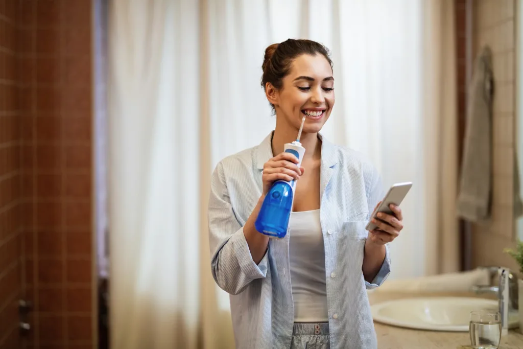 Máy tăm nước sẽ giúp loại bỏ các mảng bám sâu bên trong kẽ răng và nướu mà không làm tổn thương các bộ phận bên trong khoang miệng Máy tăm nước sẽ giúp loại bỏ các mảng bám sâu bên trong kẽ răng và nướu mà không làm tổn thương các bộ phận bên trong khoang miệng
