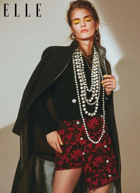 Áo lụa VERSUS VERSACE Chân váy VERSUS VERSACE Áo khoác, vòng cổ CHANEL Hoa tai ARME DE L'AMOUR