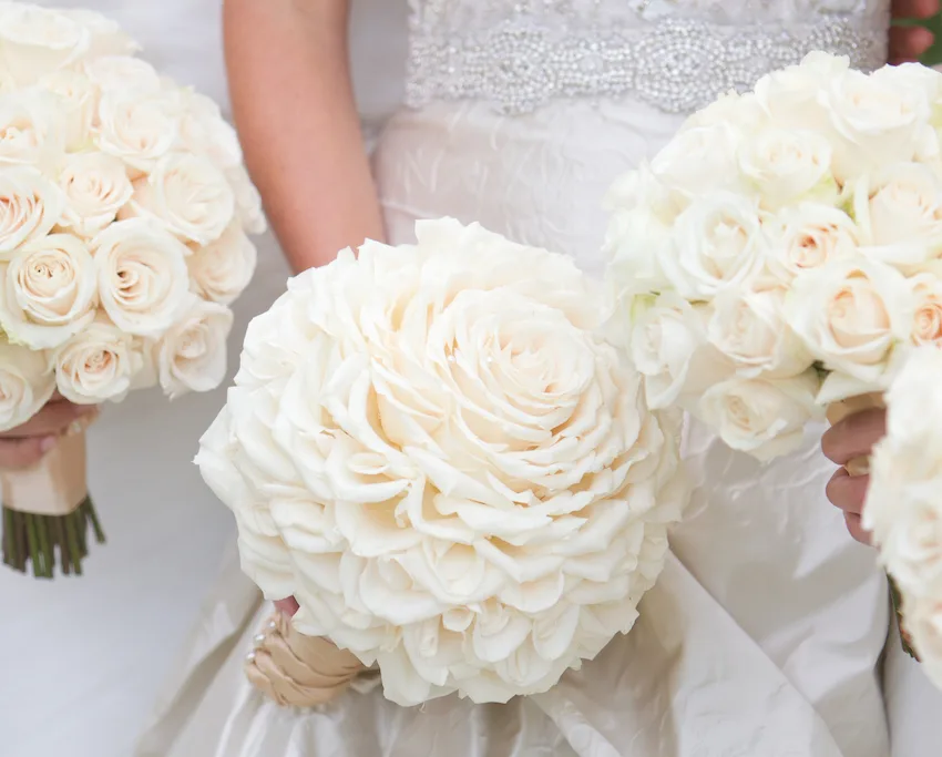 cô dâu cầm hoa cưới kiểu glamelia làm từ hoa hồng trắng