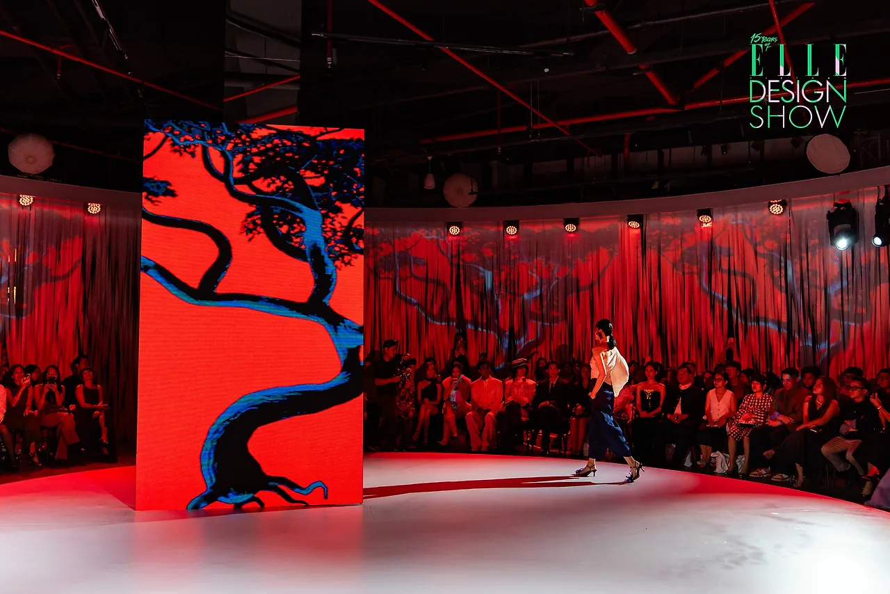 Trung tâm sân khấu ELLE Design show là khối hộp 3 mặt phát sáng.