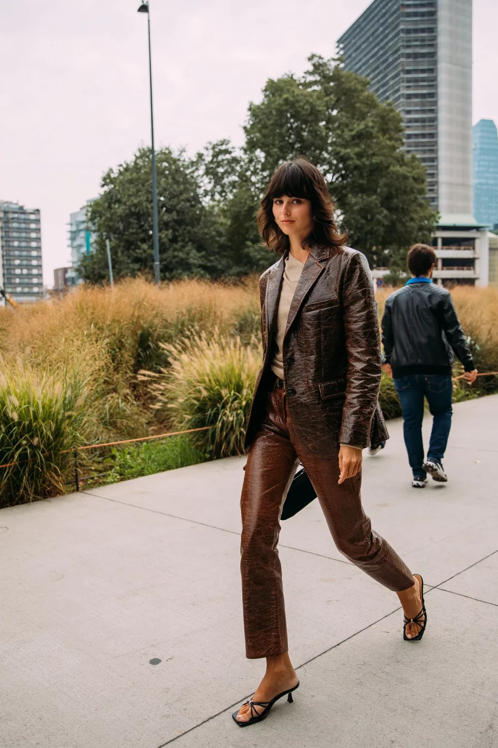 streetstyle giày cao gót đế thấp mules bằng da