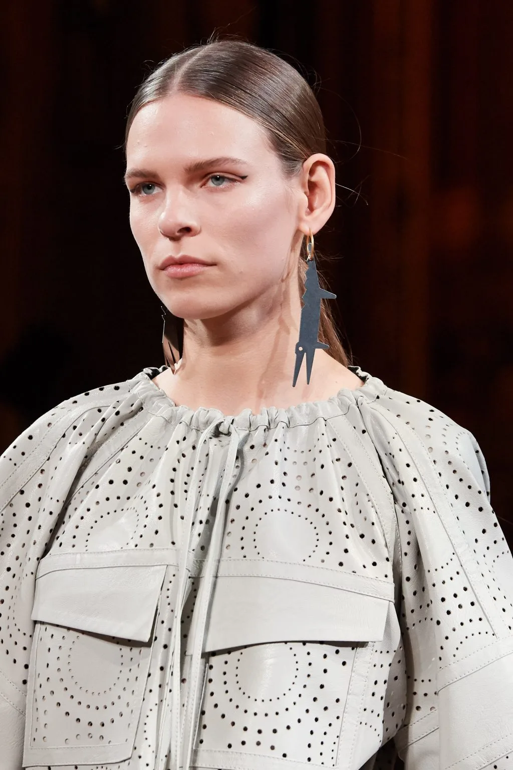Phong cách trang điểm mắt tối giản trong BST của Stella McCartney Thu Đông 2020 Phong cách trang điểm mắt tối giản trong BST của Stella McCartney Thu Đông 2020