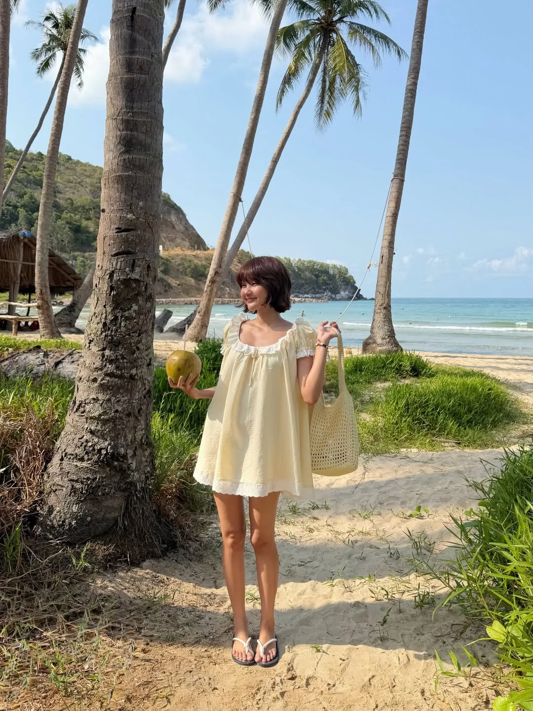 Đầm babydoll diện cùng dép xỏ ngón quai mảnh, kết hợp cùng một chiếc túi cói mang đến tinh thần nghỉ dưỡng chuẩn mùa Hè.