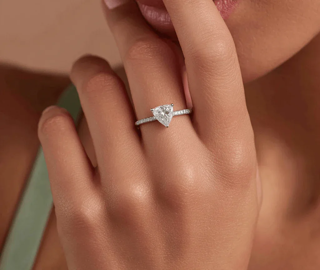 Sự kết hợp đầy nổi loạn nhưng vô cùng "có gu" giữa trang sức cưới hình học và một lễ cưới độc nhất vô nhị.