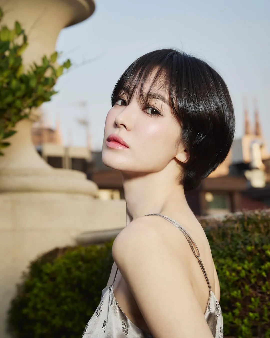 người phụ nữ với thần thái tự tin dưới ánh nắng dịu, gợi cảm hứng chăm sóc bản thân sau tuổi 40