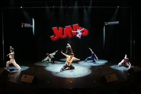 Jump là chương trình biểu diễn nghệ thuật không lời kể về câu chuyện hài hước của một gia đình đối phó với những tên trộm dựa trên nền nhạc hiện đại kết hợp màn biểu diễn Taekwondo hấp dẫn.