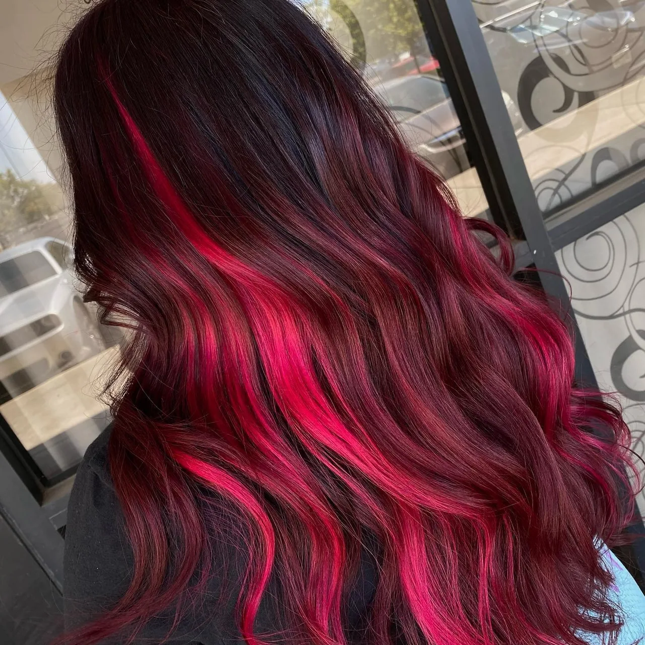 màu viva magenta - light tóc trend 2023