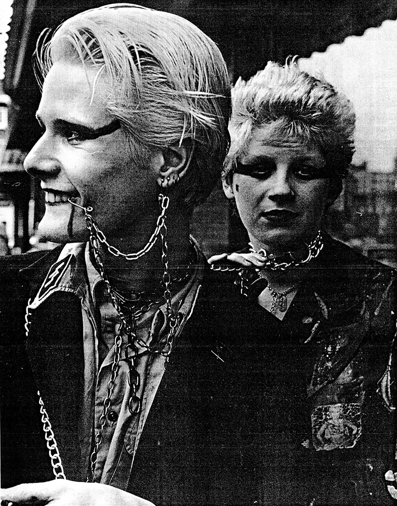thời trang 2 men in punk fashion in 1970s in black and white