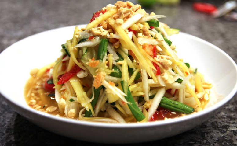 Gỏi đu đủ. Thái
