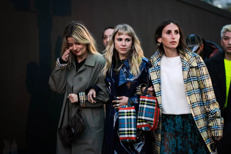 Kẻ caro cổ điển từ street style Tuần lễ thời trang London Thu - Đông 2018 Kẻ caro cổ điển từ street style Tuần lễ thời trang London Thu - Đông 2018