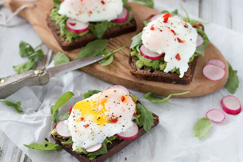 bánh mì đen, trứng ốp la và bơ cho bữa sáng