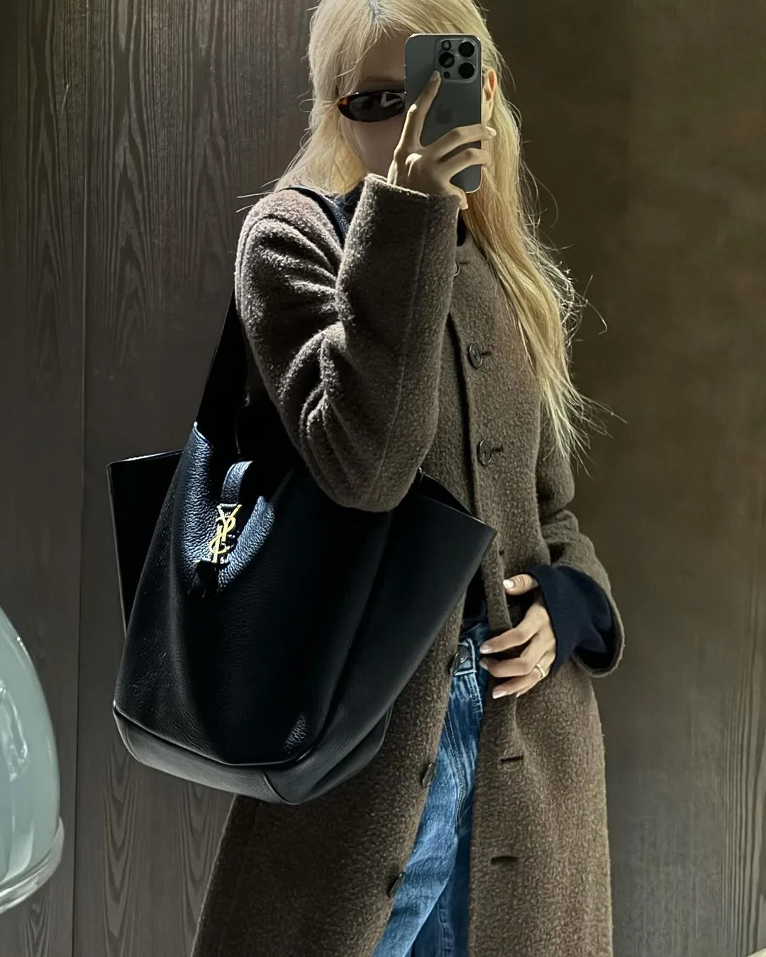 roses_are_rosie diện túi xách lớn
