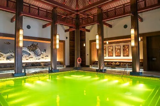 Hồ bơi vàng tại St. Regis Lhasa, Tây Tạng