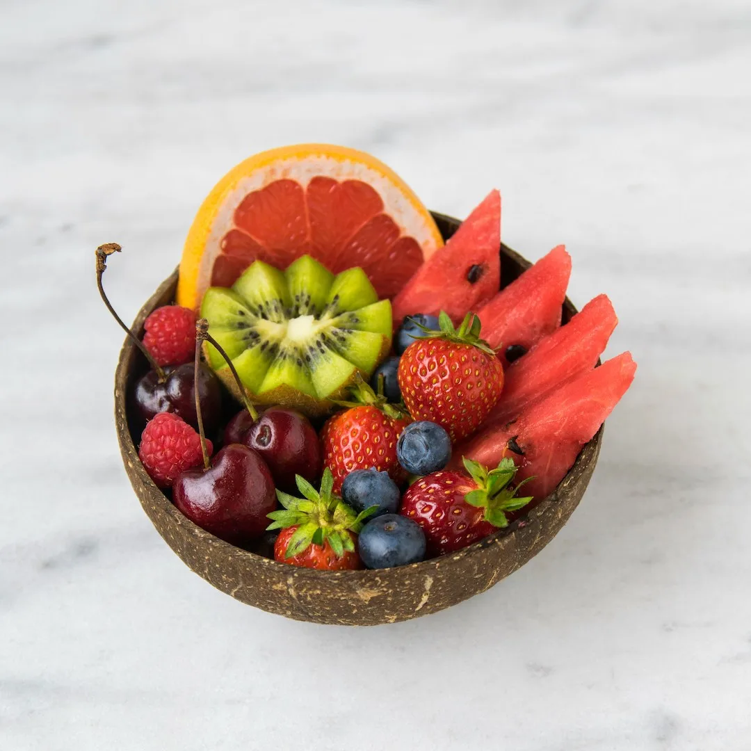 Tô trái cây gồm kiwi, dưa hấu, cam, dâu tây, việt quất, anh đào.