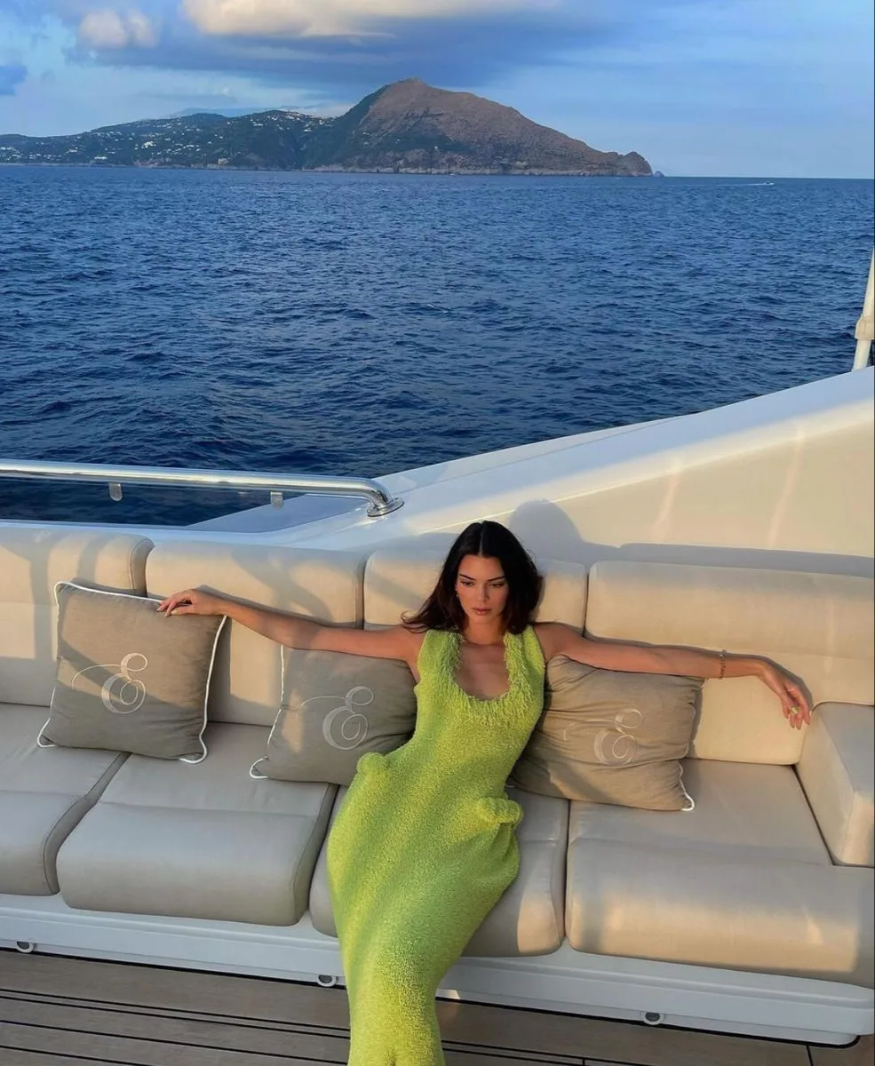 kendall jenner xanh lá brat