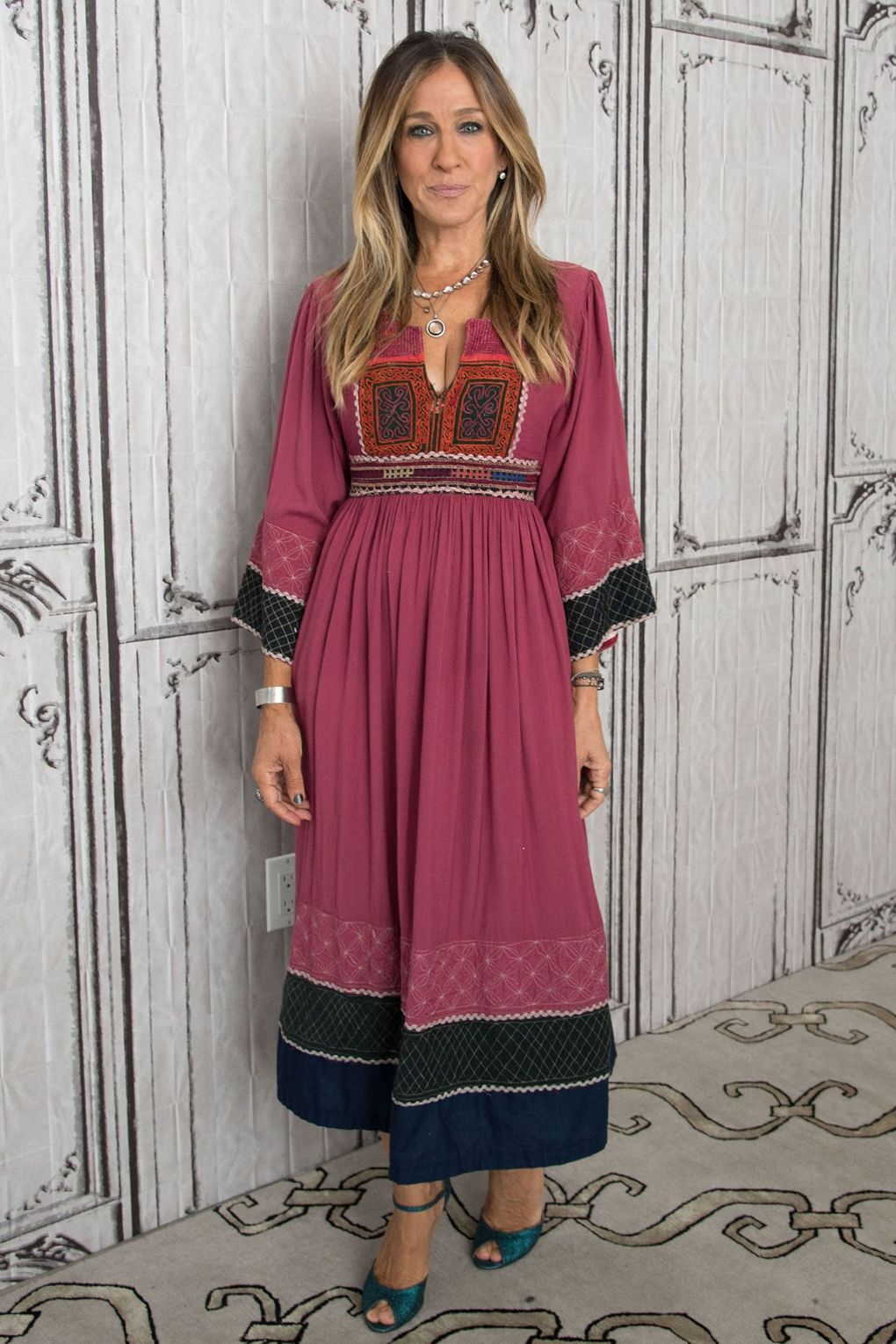Không thể phủ nhận dù ở độ tuổi nào, Sarah Jessica Parker vẫn luôn tỏa sáng bằng chính tài năng và gu thời trang tinh tế của mình. Bà xứng đáng là một fashion icon của làng phim Hollywood.