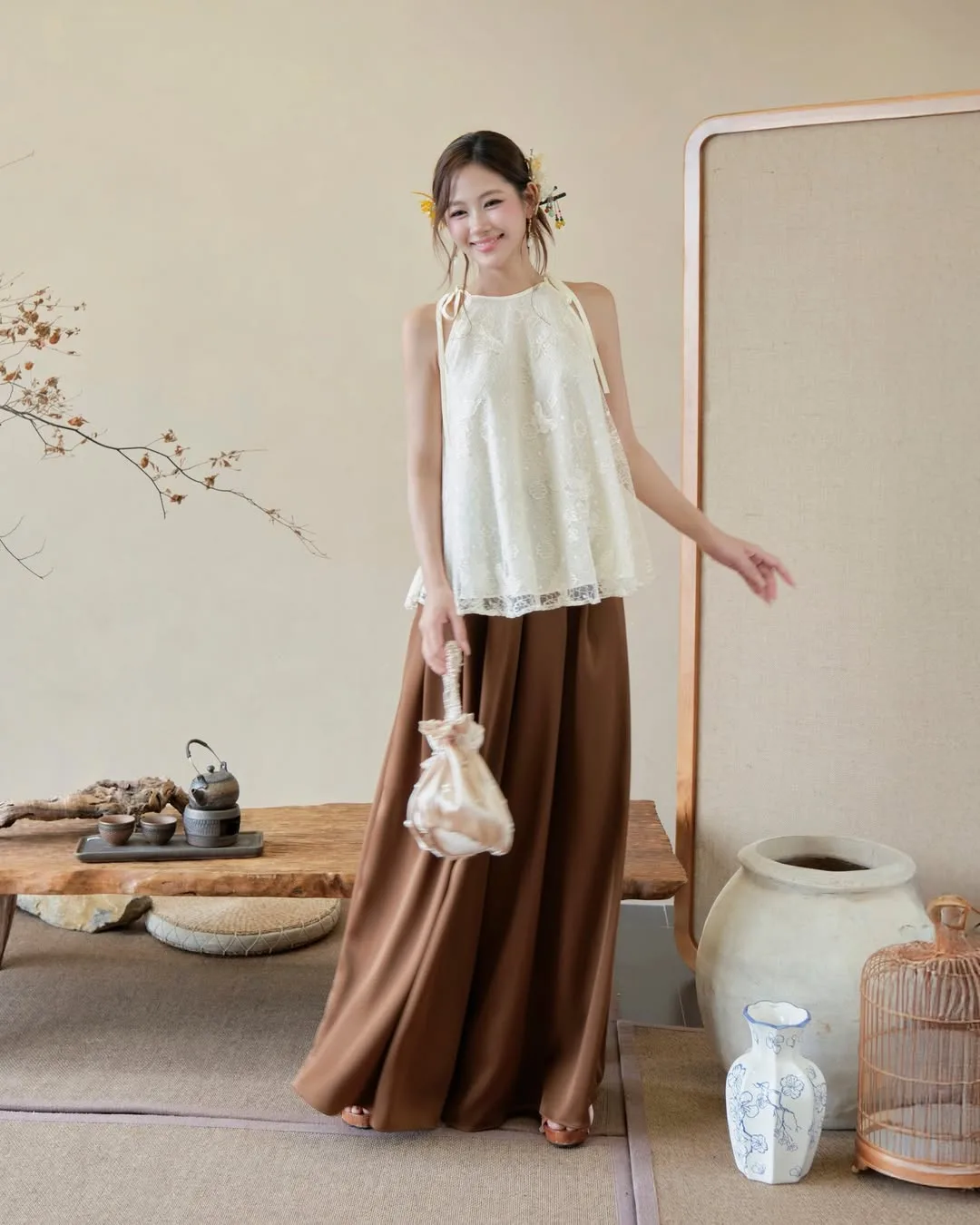Áo cổ yếm diện cùng chân váy lụa, tạo nên điểm chạm của truyền thống và đương đại.