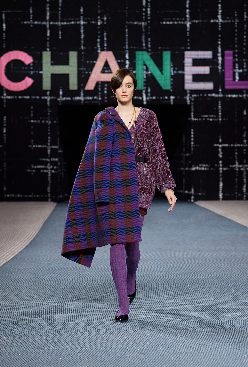 Kiểu tóc Pixie đầy cá tính trong show diễn Chanel Read-to-Wear mùa Thu Đông 2022. Kiểu tóc Pixie đầy cá tính trong show diễn Chanel Read-to-Wear mùa Thu Đông 2022.