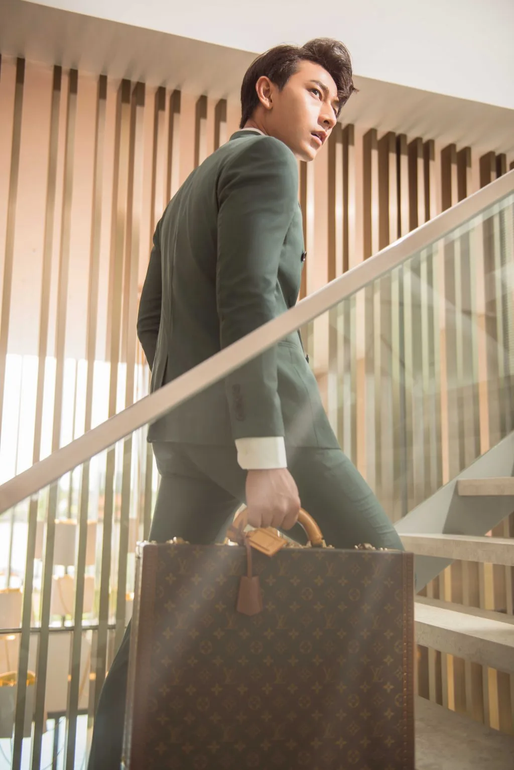 Isaac thích được thức dậy cùng với người mình yêu Trang phục và vali Louis Vuitton