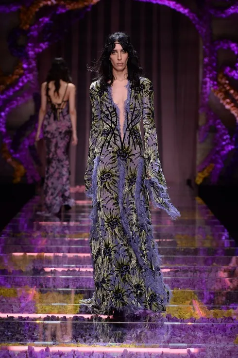 Bộ cánh nữ giám khảo chọn nằm trong bộ sưu tập Atelier vừa tung ra mùa thu này của Versace.