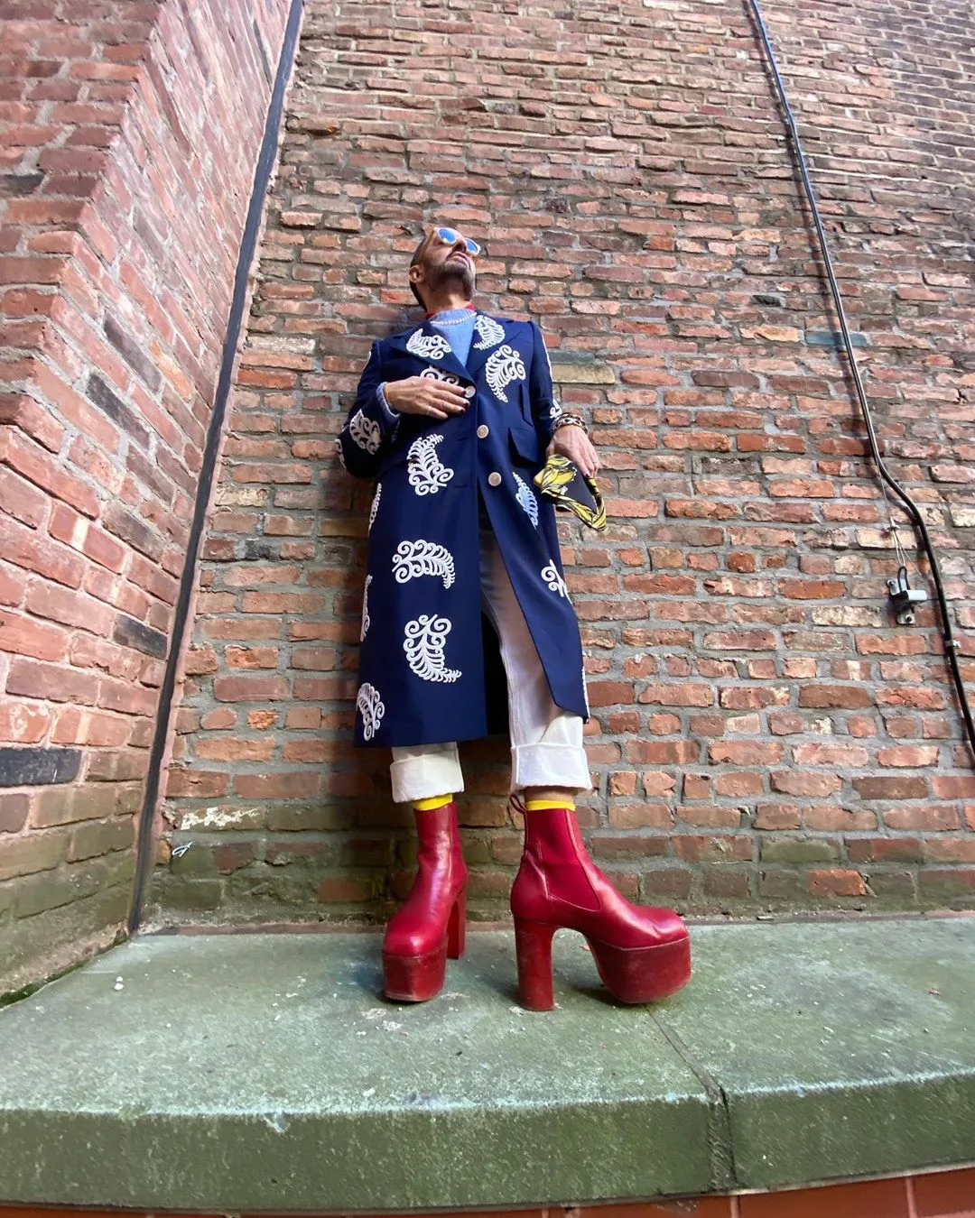 marc jacobs mặc áo khoác dáng dài trench coat họa tiết cùng giày cao gót platform