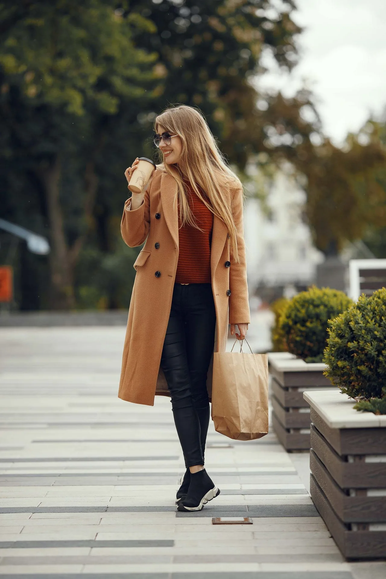cô gái đi mua sắm