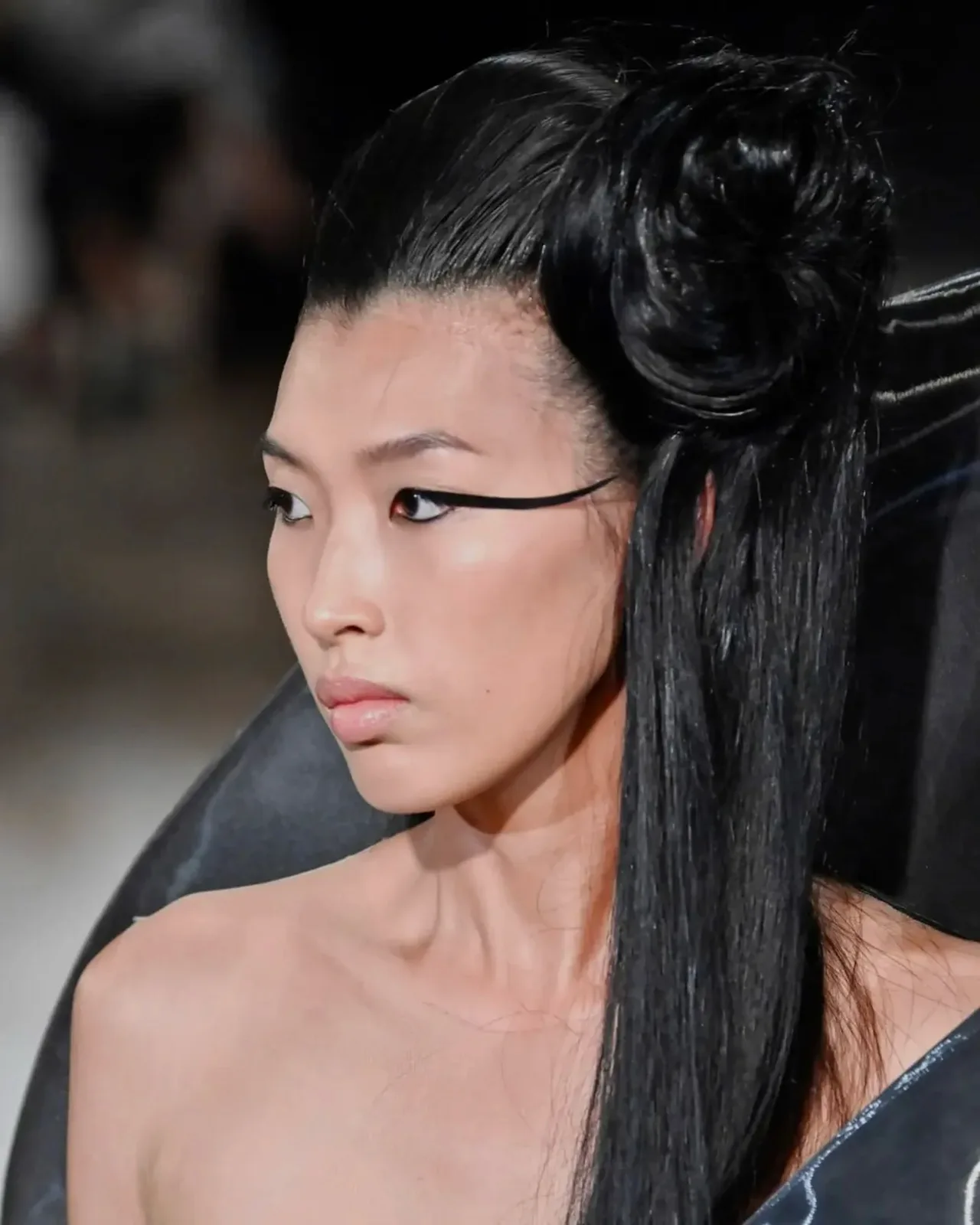 Dahan Phưong Oanh trình diễn show Iris van Herpen Haute Couture Thu Đông 2026