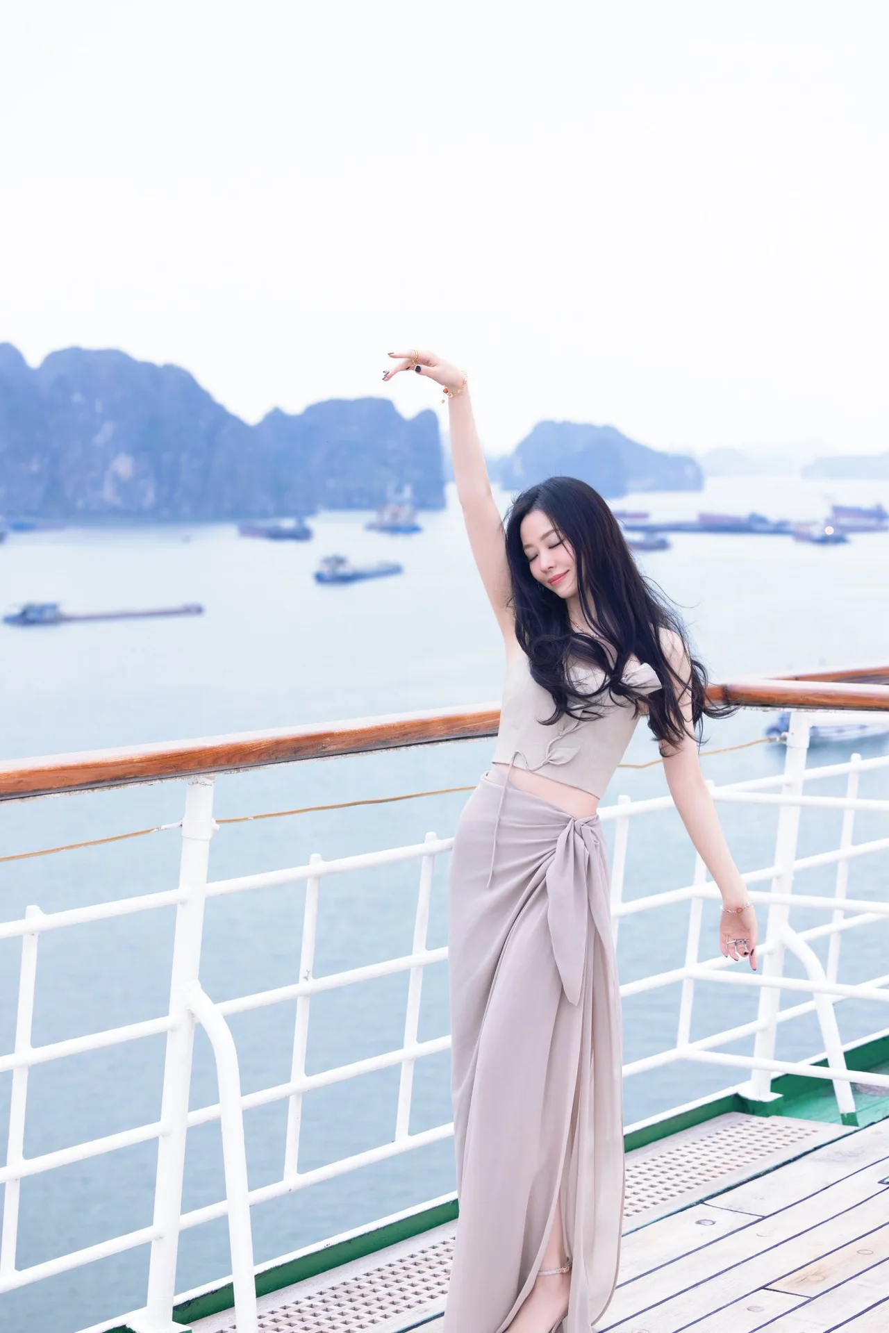 trương lưỡng dĩnh diện váy maxi tại vịnh hạ long