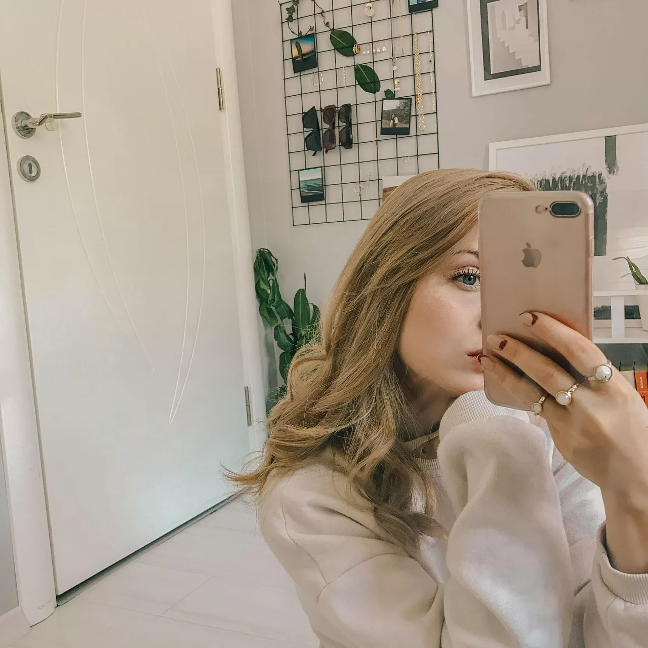 Cô gái có tói quen soi gương tự tin và thu hút
