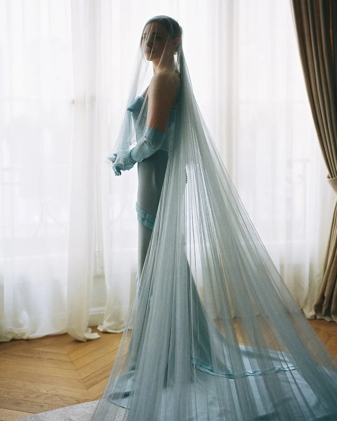 váy cưới xanh Chloë Grace Moretz và Kate Harrison