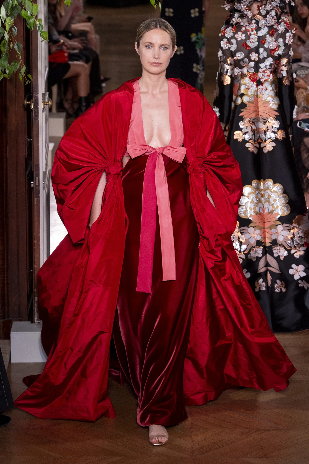 Thiết kế của Valentino trong BST Haute Couture Thu - Đông 2019/2020 trên sàn diễn Tuần lễ thời trang Paris.