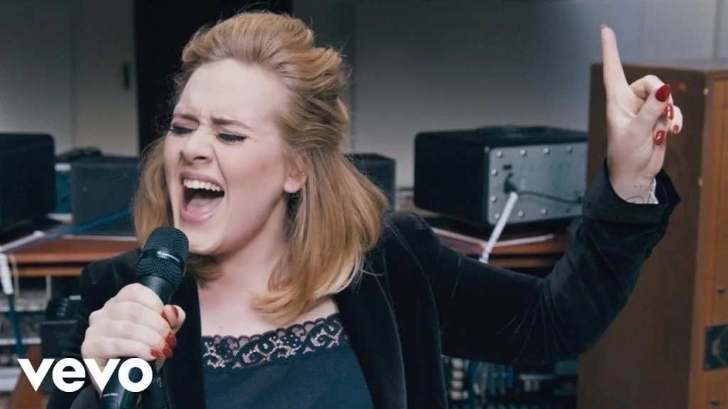 Hình ảnh Adele trong MV When We Were Young. Hình ảnh Adele trong MV When We Were Young.
