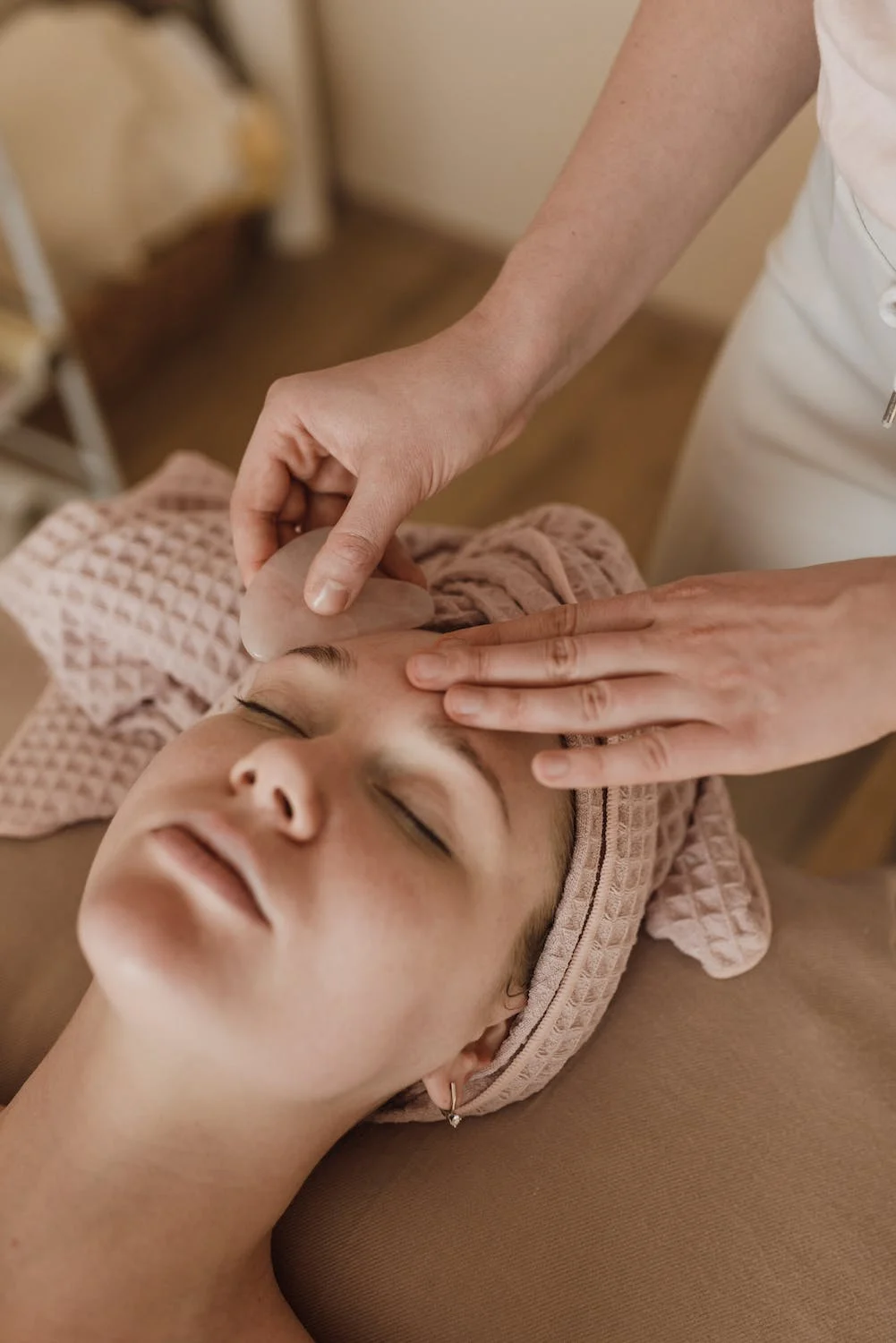 Massage mặt với đá Gua Sha mang lại nhiều lợi ích trẻ hoá. Massage mặt với đá Gua Sha mang lại nhiều lợi ích trẻ hoá.