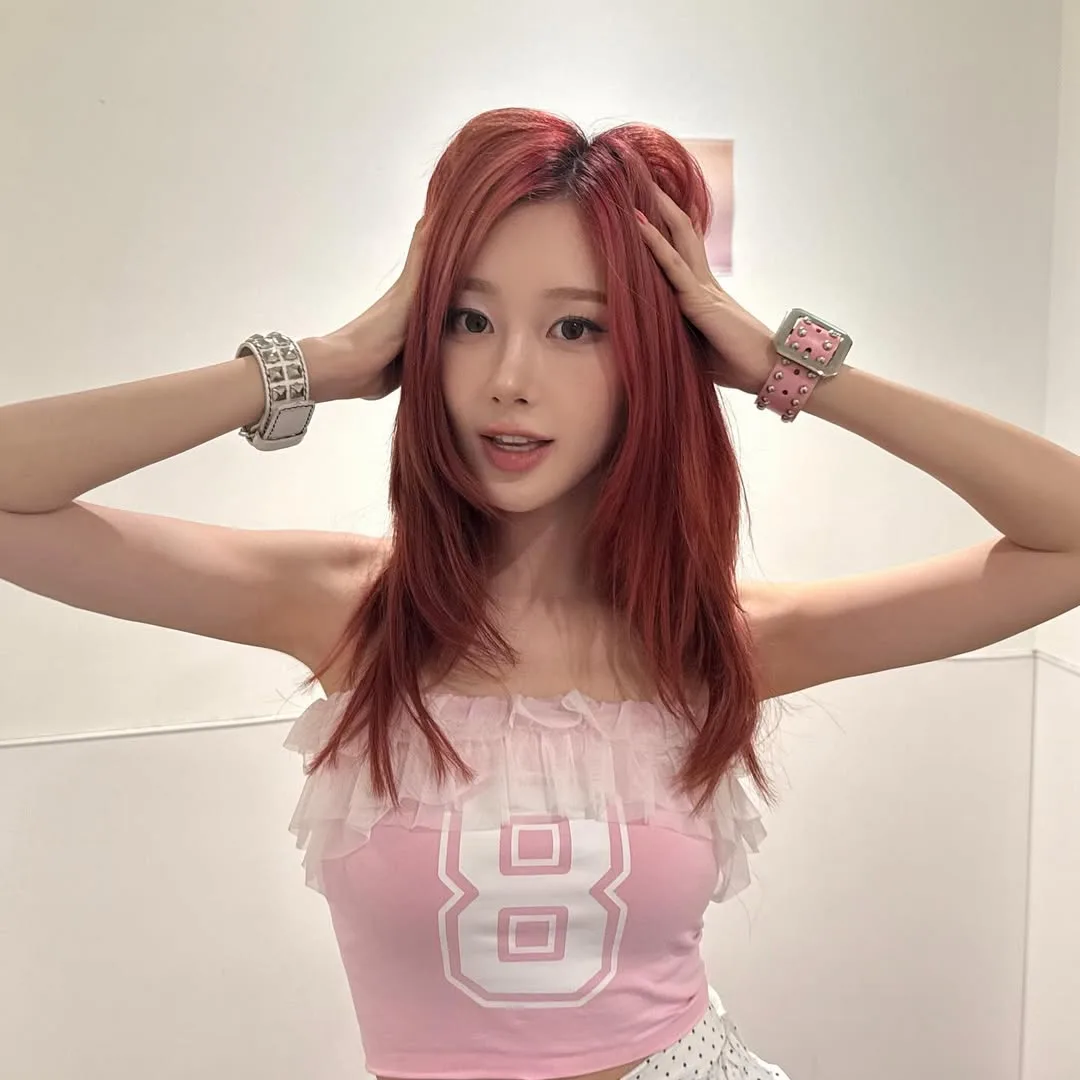 Giselle (aespa) đặt hai tay lên đầu