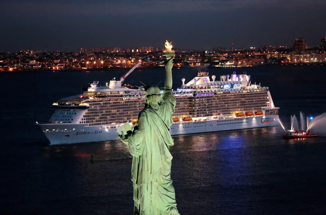 Anthem of The Seas nhìn từ sau lưng tượng đài Nữ Thần Tự Do