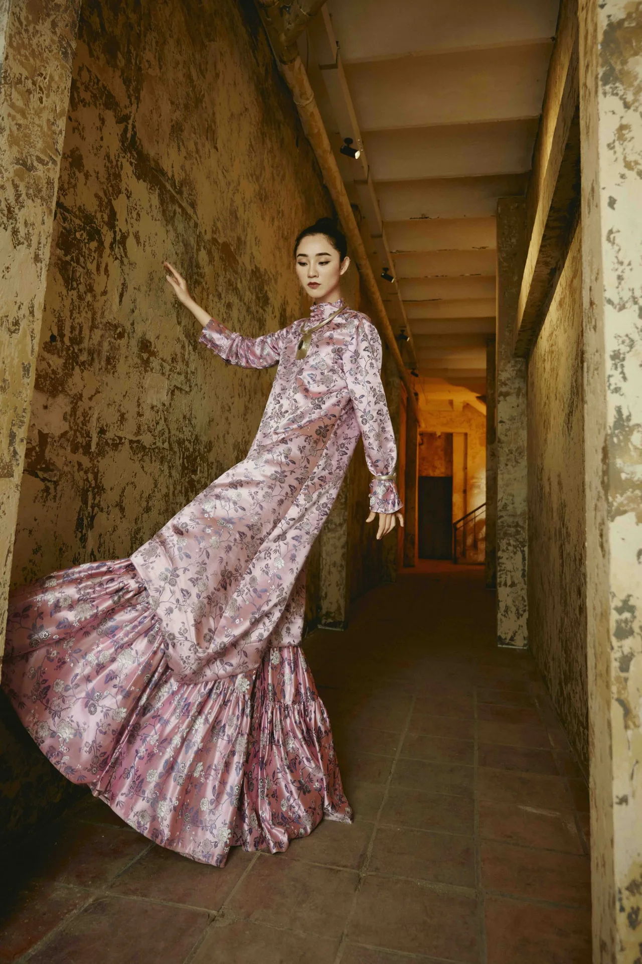 đầm bằng gấm hoa trong BST Quiet Luxury 2023 Chu Fashion