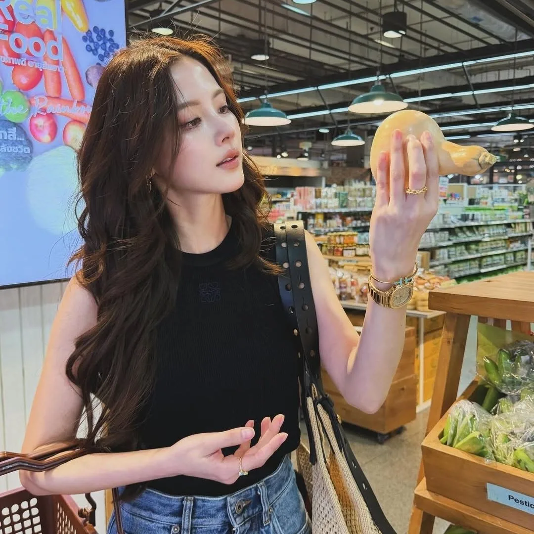 Baifern đang lựa trái cây