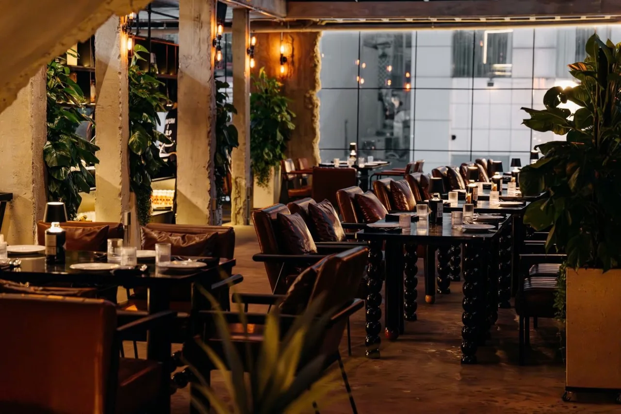 Cee’s Eatery mang đến một không gian dùng bữa trẻ trung và giàu năng lượng