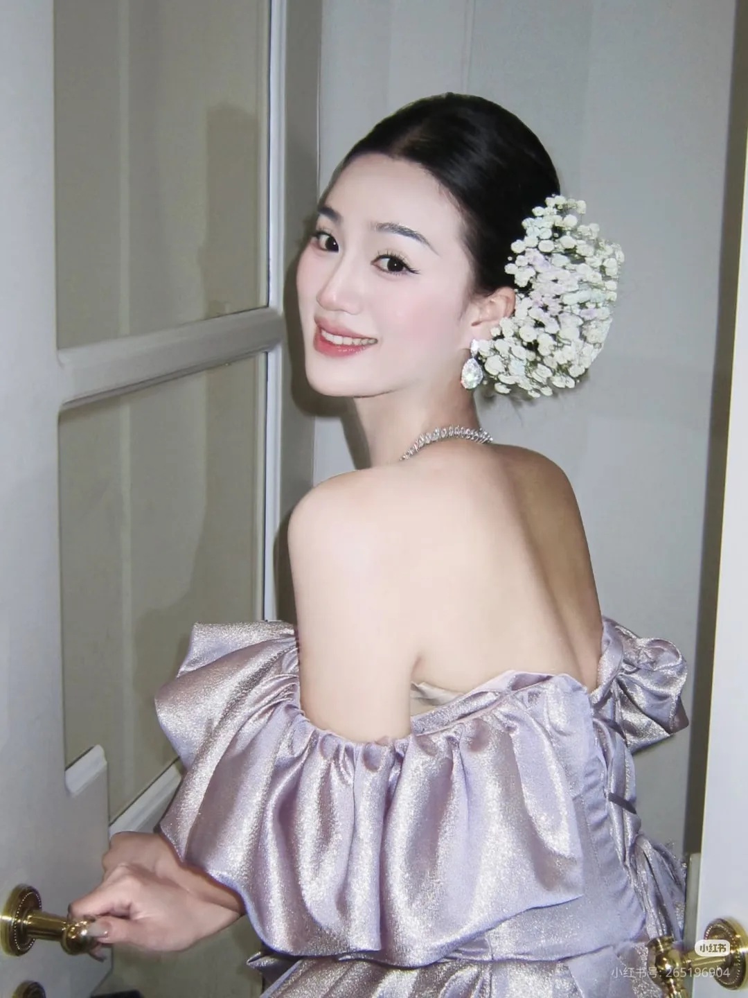 Hoa trên tóc trở thành “chữ ký thị giác” mới của các minh tinh Cbiz
