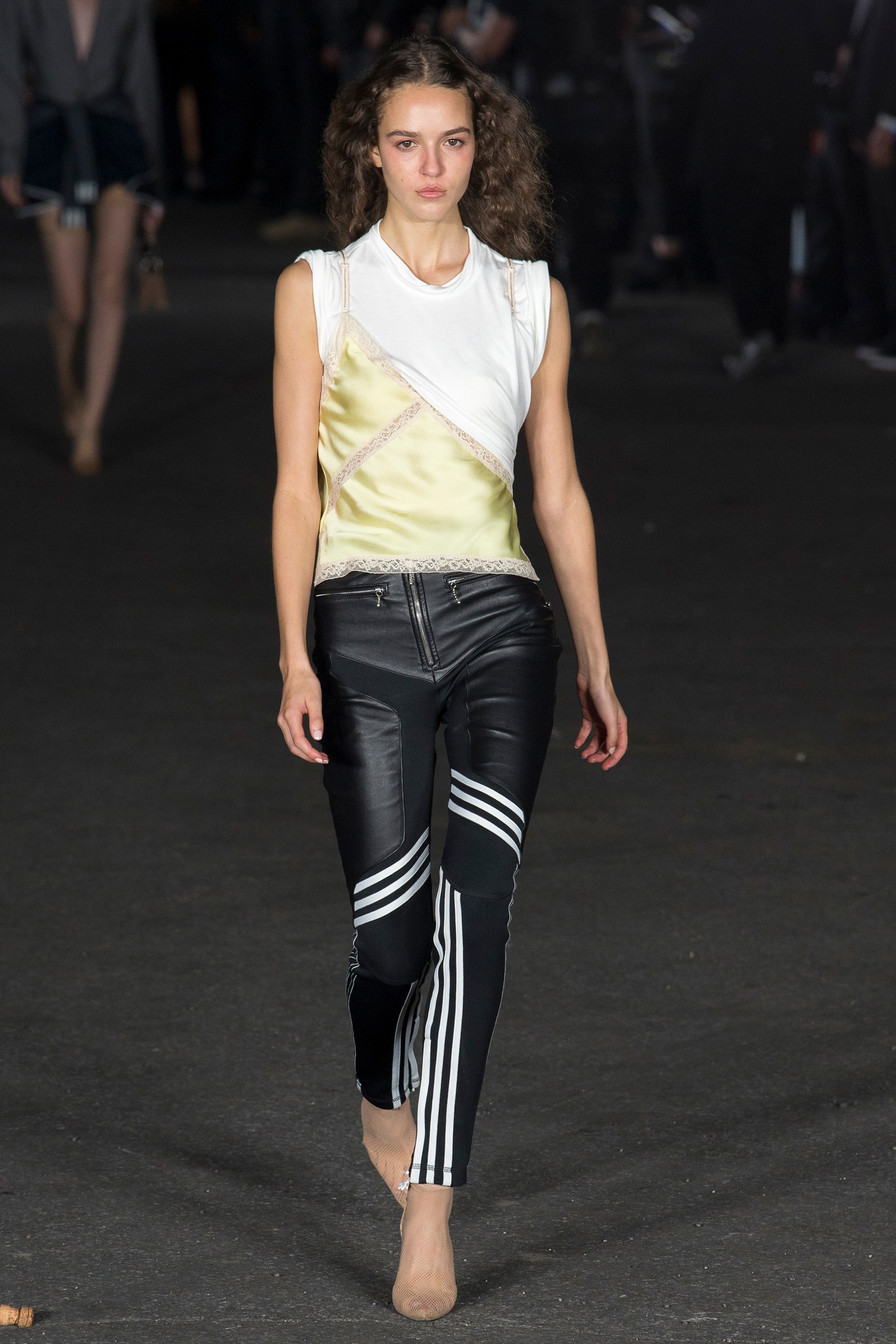 Alexander Wang Spring 2018: Khúc biến tấu mùa xuân Alexander Wang Spring 2018: Khúc biến tấu mùa xuân