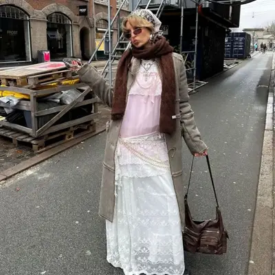 Messy girl: Khi tóc rối, denim bạc màu và váy ren thay thế vẻ đẹp hoàn hảo