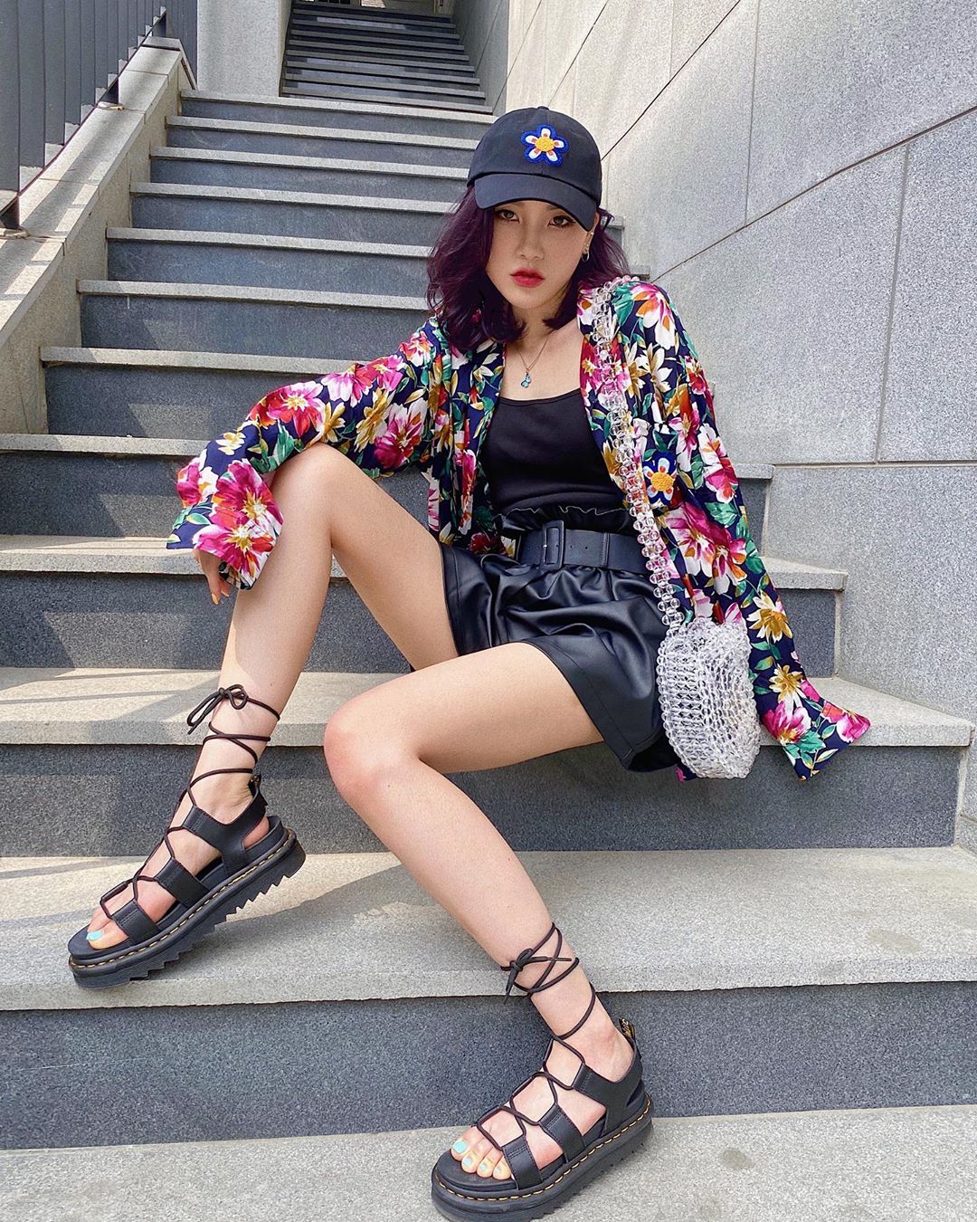 Giày dây mảnh đế thô màu đen, quần shorts da, áo khoác in hoa