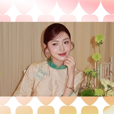 Chloe Nguyễn chống tay lên cằm